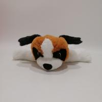 Les chiens se trouvent jouet enclin de peluche de posture