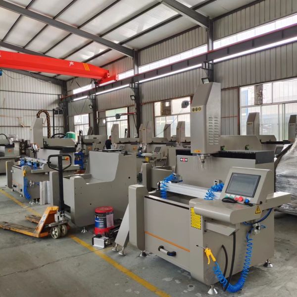 Вырезывание угла 90 градусов увидело автоматическую пиля алюминиевую надрезая пилу