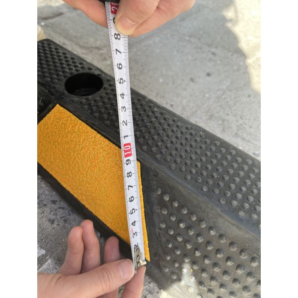 Rubber Wheel Stopper for Driveway and Truck Parking Speed Bump