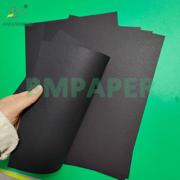 300 gramos 350 gramos Alta rigidez y resistencia al plegado Tarjeta negra recubierta de un lado