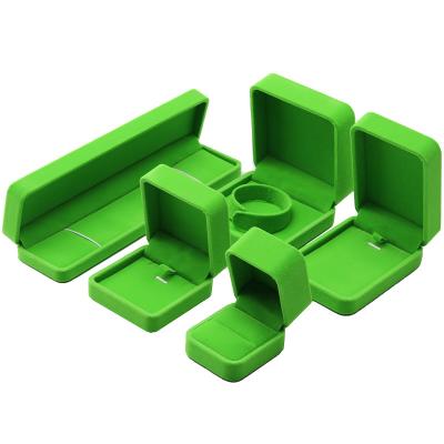 Chine Fabrication en gros haut de gamme Boîte à anneaux de collier artisanale Biens de bijoux Emballage Logo personnalisé Luxe Carré Suède velours vert clair Boîte à bijoux