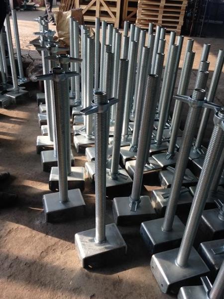 Q235 Material Building Fasteners Hollow / Solid Scaffolding Base Jack Screw Jack