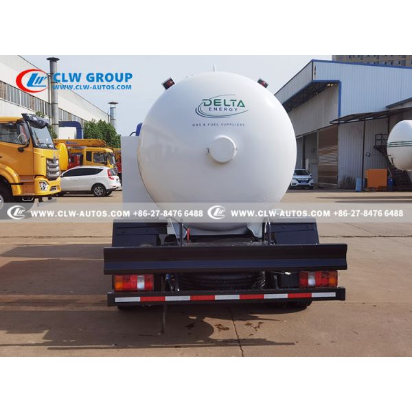 HOWO 5000liters 2.5T LPG Bobtail Truck With Dispenser Cooking Gas Tanker