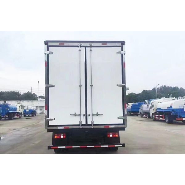 HOWO 4 Ton 5 Ton Refrigerated Truck For Transport Frozen Fish / Meat