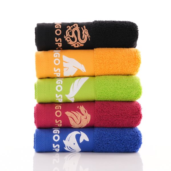 Toalha de algodão personalizada absorve água de forma eficiente e não deixa linto atrás