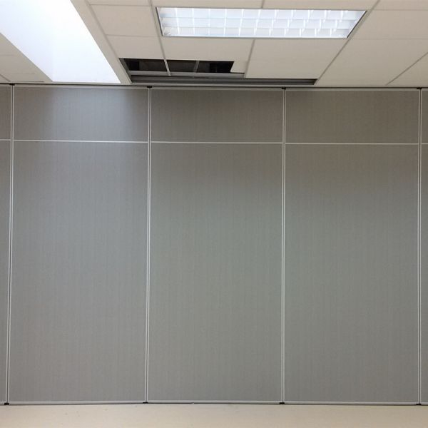 Современная звукоизоляция обшивает панелями межкомнатные двери сползая складывая разделы для церков