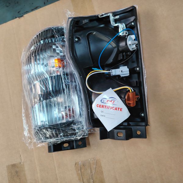 Waterproof Durable OEM Fit Truck Corner Light Assembly Turn Signal Side Marker Lamp for Isuzu Nissan Heavy Duty Truck