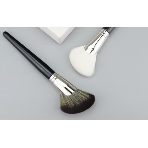 Изготовленный на заказ макияж порошка контура стороны метки частного назначения чистит мягкие синтетические волосы щеткой с деревянной ручкой