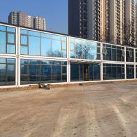 Casa de contenedores de envío de varios pisos espaciosa y moderna en el pasillo interior con alta durabilidad