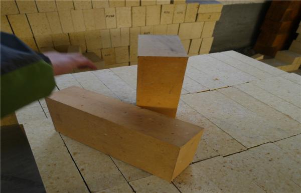 Steel Industry Fire Clay Bricks Customized Size Low Porosity With Alumina Cement Material