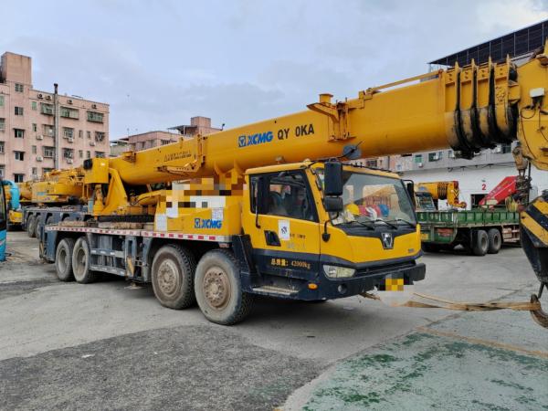 Équipement de levage de grue hydraulique mobile pliable de 50 tonnes monté sur un camion