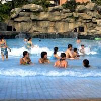 Professional Water Park Wave Pool Easy Installation With Lifeguards Safe Concrete Design