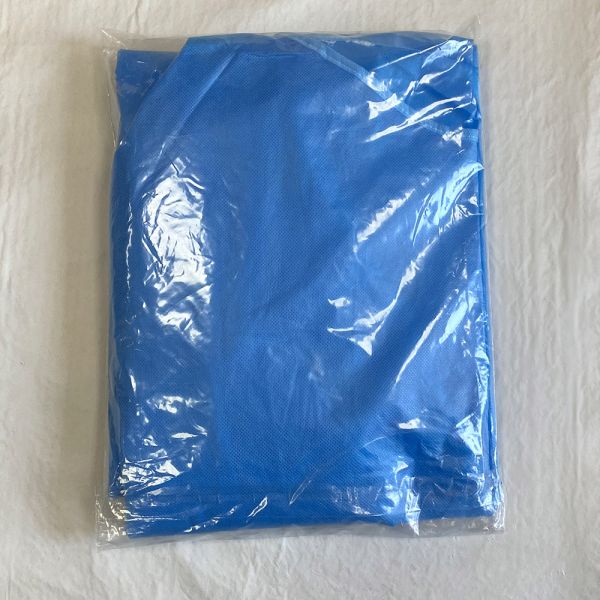 Los PP no tejidos PE cubrieron el vestido disponible amarillo del aislamiento quirúrgico para el hospital