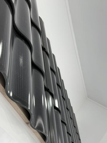 685*420*9mm 日よけ装置 50W 曲面ソーラータイル 家庭用太陽光発電システム用 BIPV ソーラー屋根タイル