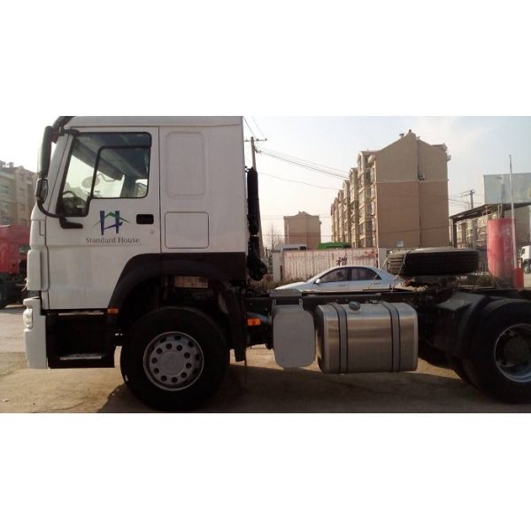 RHD Howo Tractor Head Truck 30 Tons 4X2 6 Wheeler Sinotruk 290hp Trailer Truck Head