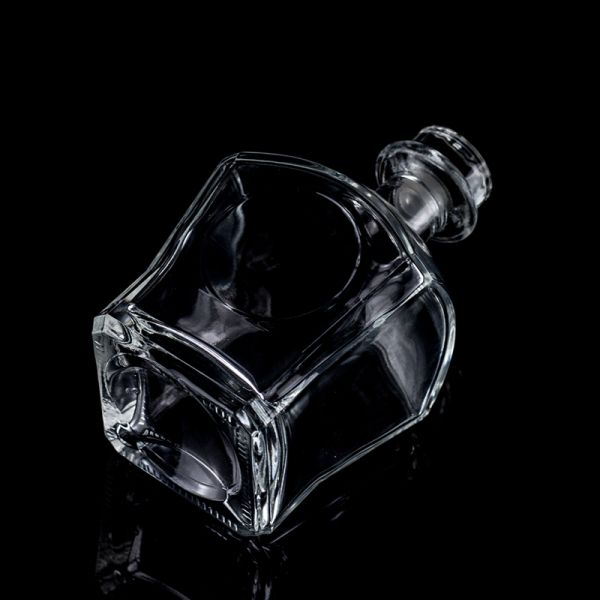 Clear or Customized Super Flint Glass Whiskey Bottle 700ml 750ml with Cork Stopper