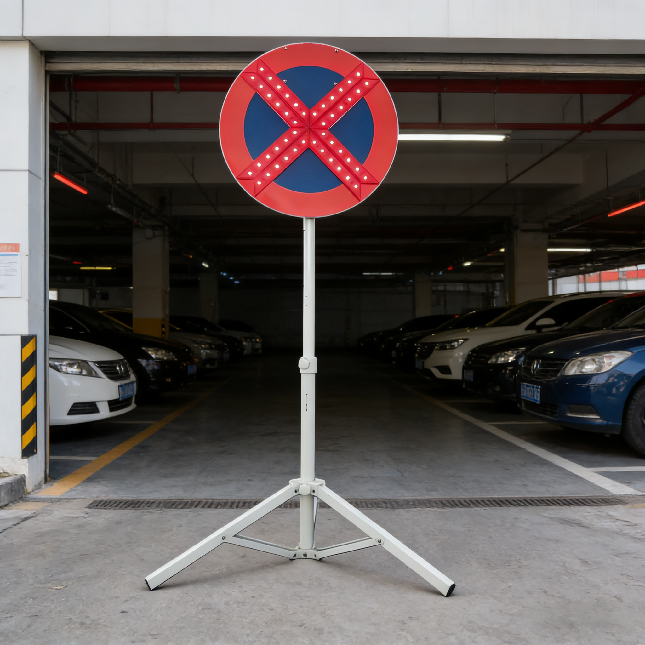 Solar Power Triangle Bracket LED Arrow Board 500mm Diameter