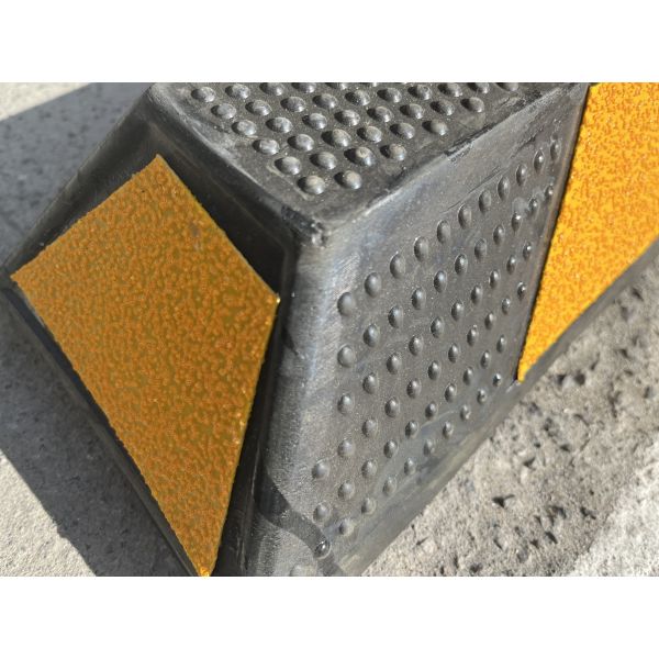 Rubber Wheel Stopper for Driveway and Truck Parking Speed Bump