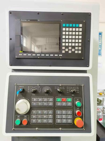 Tour CNC compact 5030Y avec une longueur d'usinage de 350 mm ± 50 mm