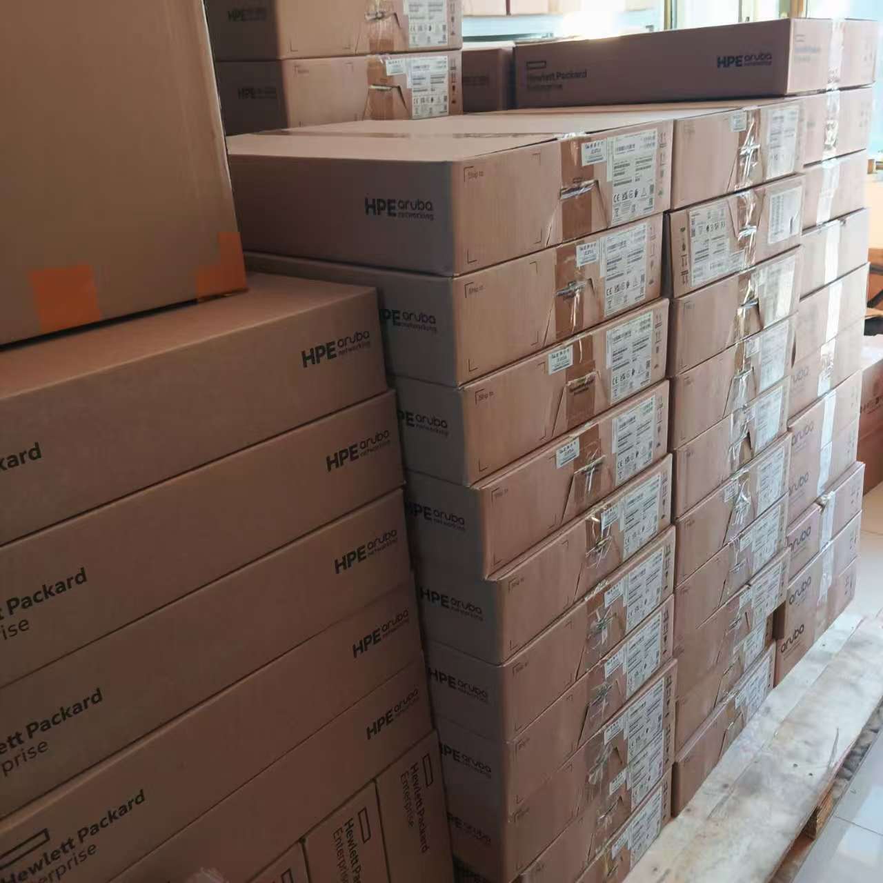 JL658A HPE Aruba Networking CX 6300M 24-Port SFP+ and 4-Port SFP56 Stackable Switch