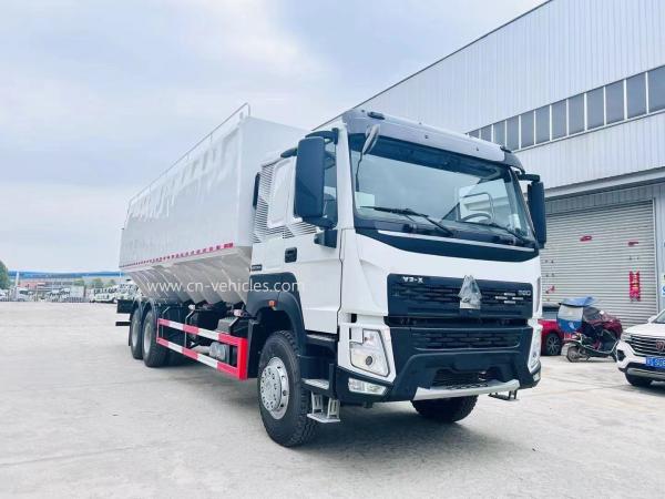 HOWO Bulk Feed Truck Carbon Steel Feed Grain Truck For Feed Grain Delivery