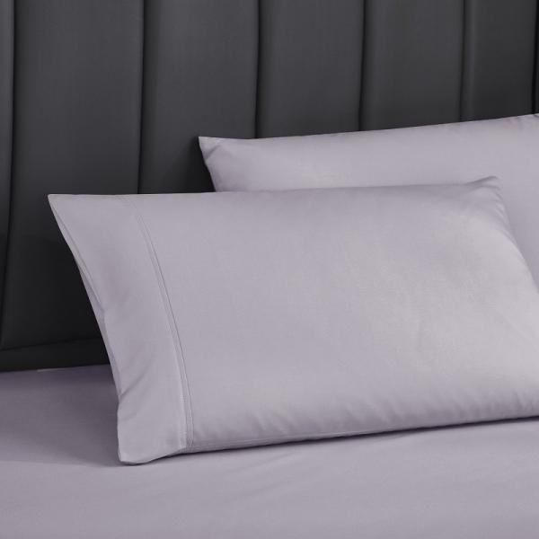 Añade un toque de elegancia a tu cama con ropa de cama bordada y cortinas a juego