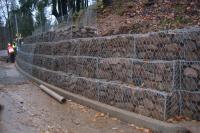 Parede de retenção de um cesto de arames duráveis revestido com zinco pesado 2m x 1m x 1m