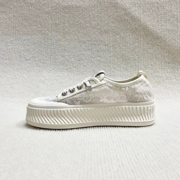 Women casual fashion shoes with breathable meth surface and lace up