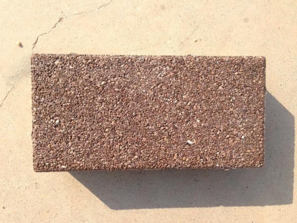 Taxa de absorção de água inferior a 6% Marrom Poroso Permeável Pedra de ladrilho de cascalho