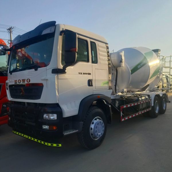 Carbon Steel Cargo Box Hydraulic Steering Concrete Mixer Truck for Smooth Operation