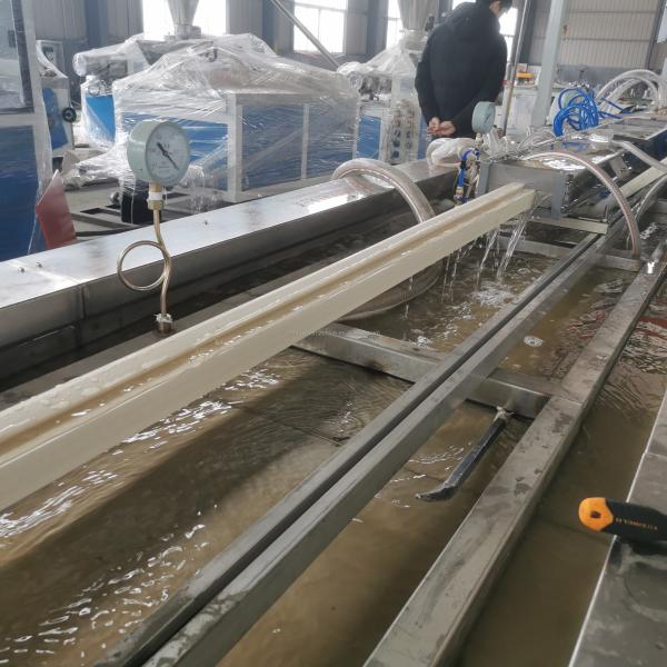 Machine d'extrusion de profilés en plastique pour la ligne de production de cadres de portes en WPC/PVC solide