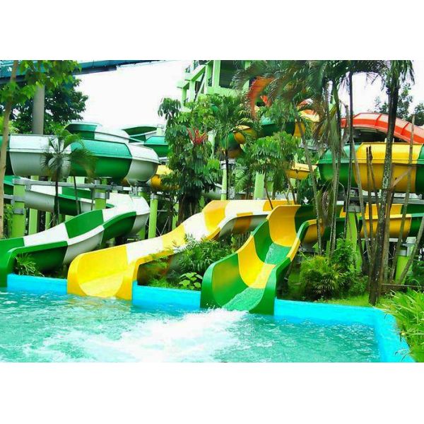 Скольжение на открытом воздухе гигантского шара красочное ФРП космоса долины истерики водных горок