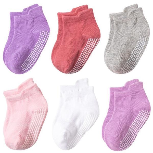 O Spandex que a criança de 3 anos derrapa não infante golpeia as peúgas recém-nascidas brancas