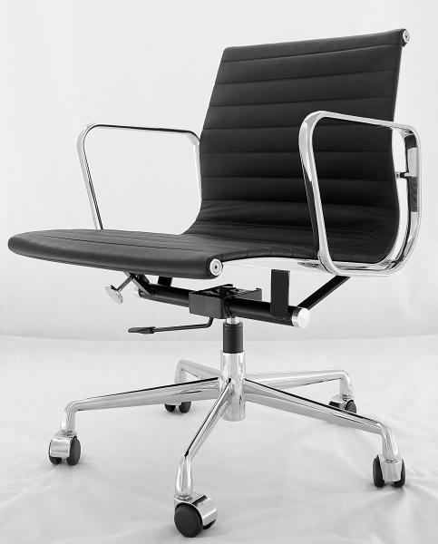 Ribbed PU Leather Modern Classic Office Chair Low Back Net Weight 15.9 Kg