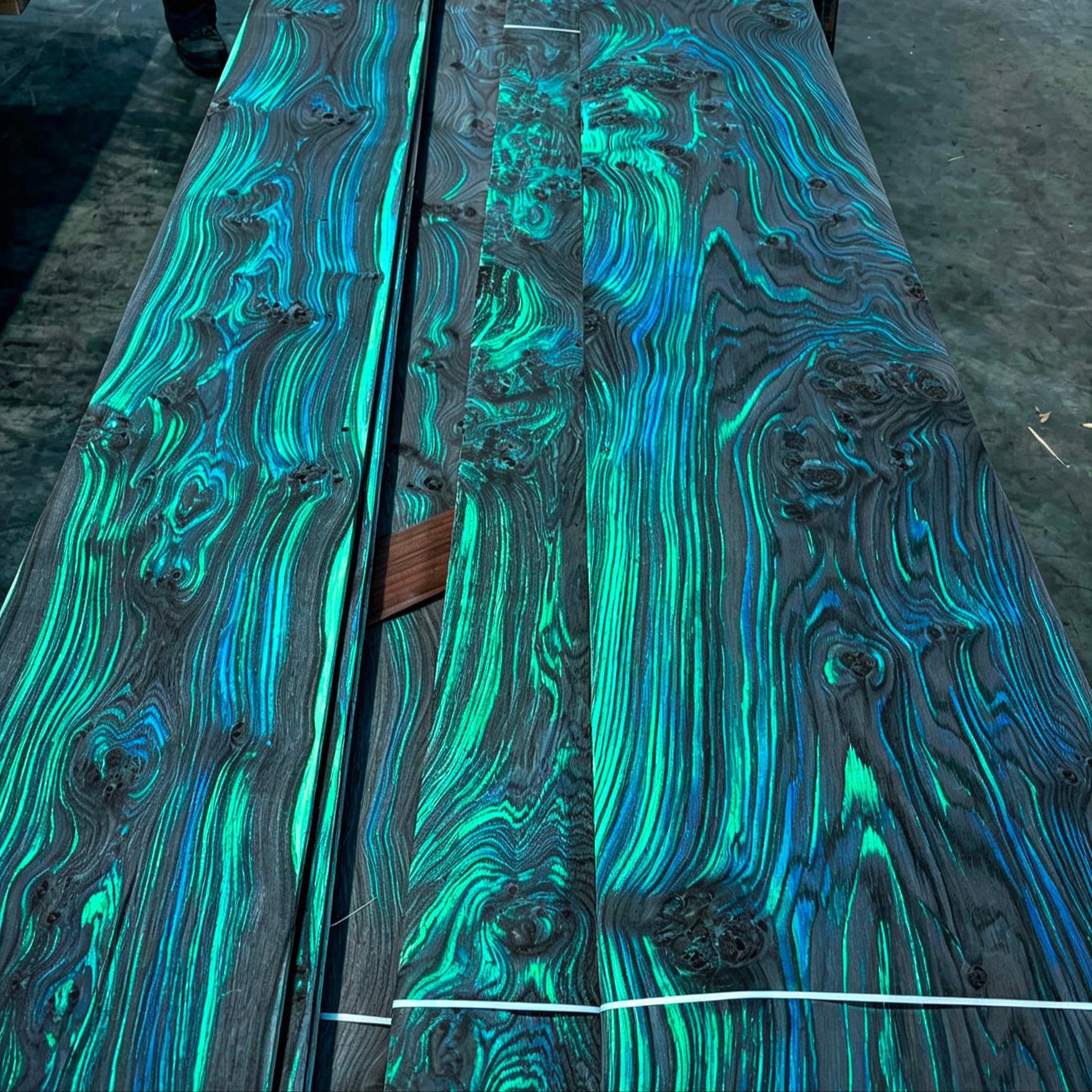 Plant Dyed Eco-Friendly Natural Wood Veneer, Iridescent Colorful Decorative Wood Veneer for Furniture, Cabinet & Interior Wall Decoration