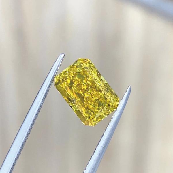 HPHT Diamond Man Made Radiant Cut amarelo vívido extravagante 2.09ct IGI habilitado