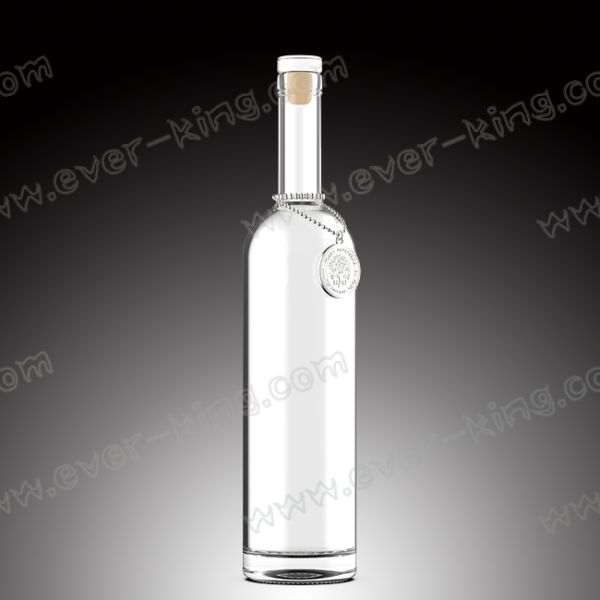 Алюминиевая бутылка водки серебра металла обозначает выбивать