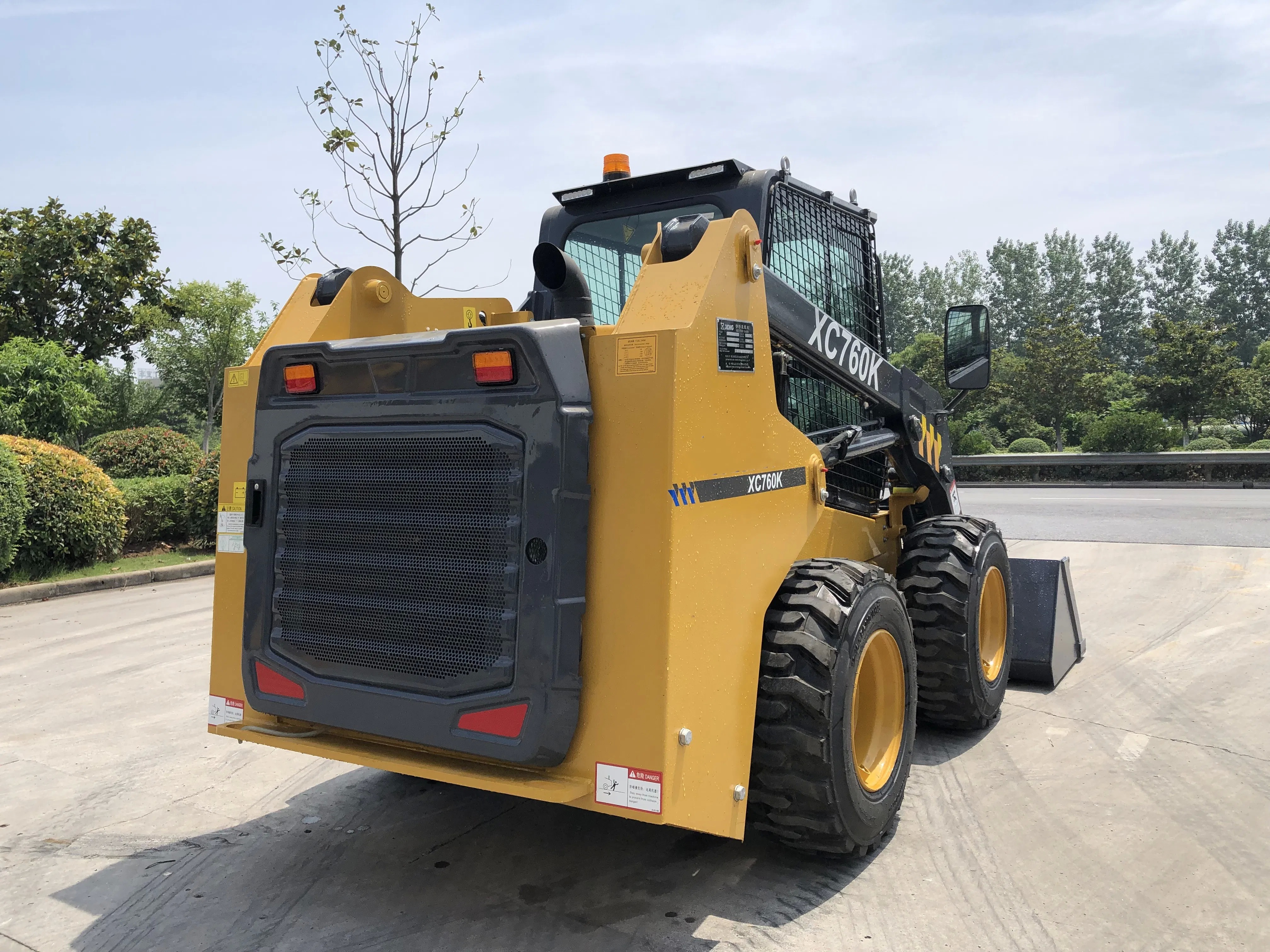 XC750K Skid Steer Loader with 4-in-1 Bucket for Construction