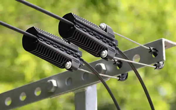 Ультрафиолетоустойчивая пластмассовая алюминиевая крепка ADSS для FTTH FTTX FTTB сети