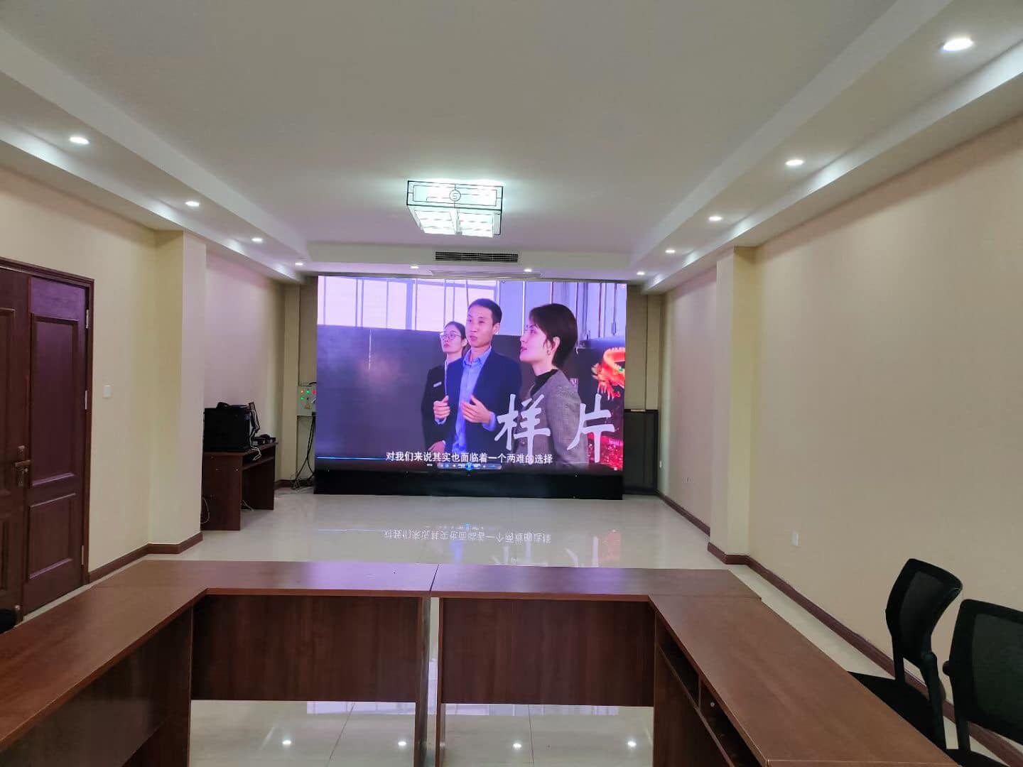 Тангаж P3 высокого difinition небольшой крытый привел афишу панели шкафа экрана дисплея 576*576mm diecasting