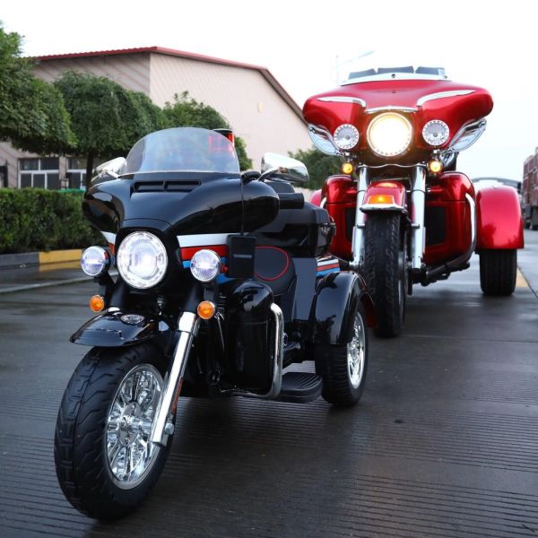 Дети едут на мотоцикле с моделью в красной краске