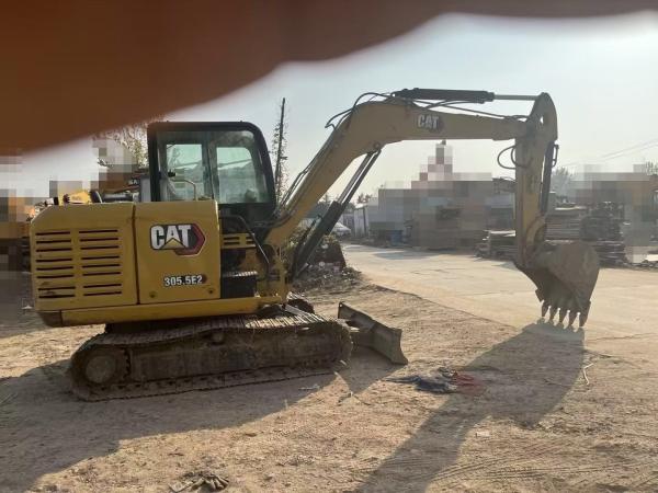 Excavadora Caterpillar 305.5E, peso operacional de 5,3 toneladas e cilindro hidráulico original