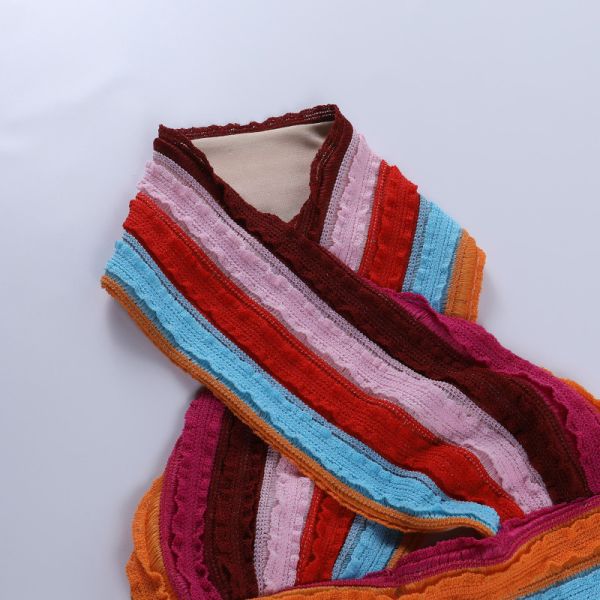 Halter corto apretado de la longitud de la muchacha de la armadura del top atractivo de la cruz irregular