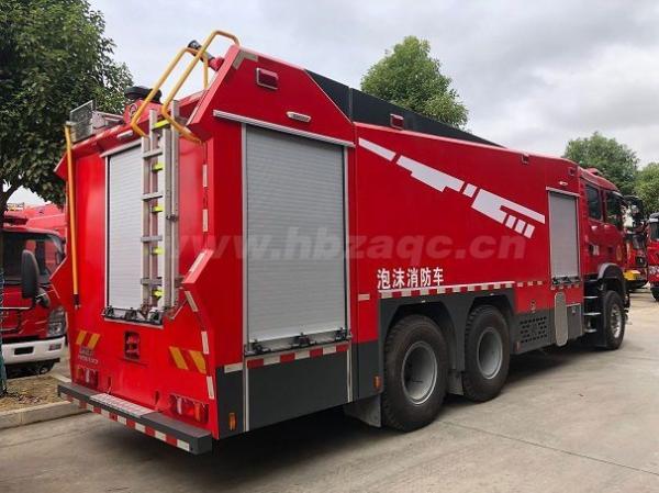 SINOTRUCK Chauffage d'eau en mousse Hauteur de tir 70m Décharge 60L/s Vitesse de conduite 90km/h Réservoir d'eau 12,8cbm 2+3 hommes