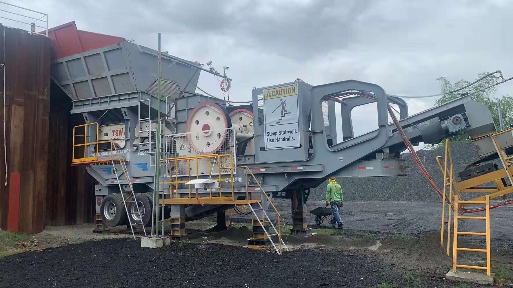Iron Gray Portable Mining Limestone Mobile Stone Impact Screen Rock Crusher Y3S1548F1010