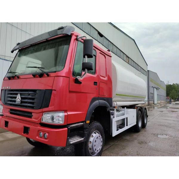 Двигательная мощность 4-6 л Sinotruk HOWO 6X4 Танкер из углеродистой стали для нефтегазового дизельного топлива