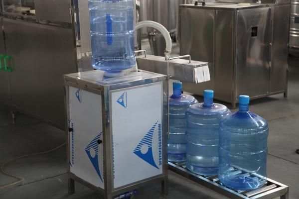 Auto máquina tampando de enchimento plástica 100 BPH da água de garrafa uma garantia do ano