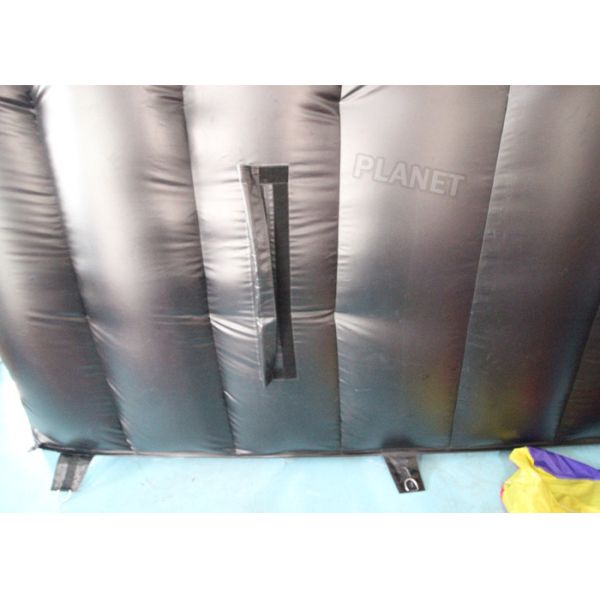 Катание на лыжах скачки эффектного выступления посадки воздушной подушки велосипеда фристайла горы раздувное