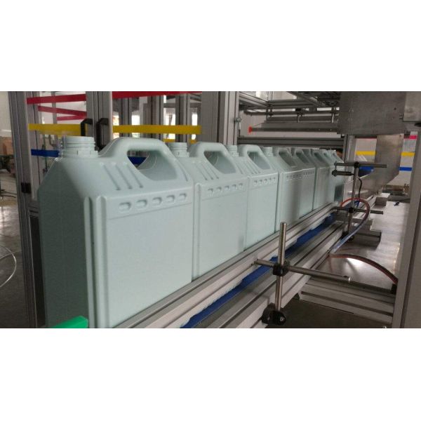 Бутылка полноавтоматическое 380V шампуня машины упаковки пластикового бочонка HDPE кладя в мешки