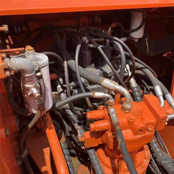 Excavateur Doosan DH220-7 utilisé par des conducteurs qualifiés pour des projets d'ingénierie